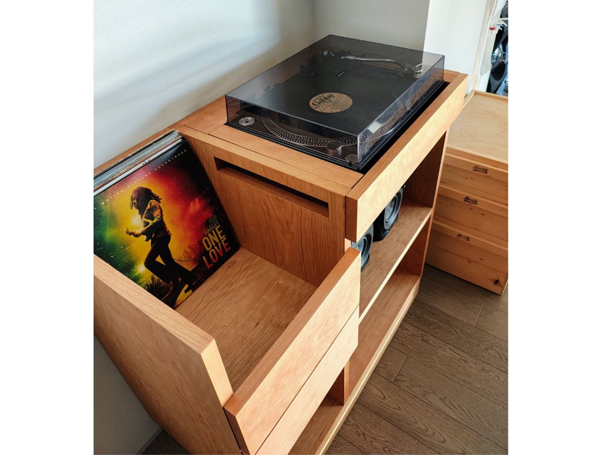 オーダーメイド家具 レコードジャケットが美しく映えるレコードラック 