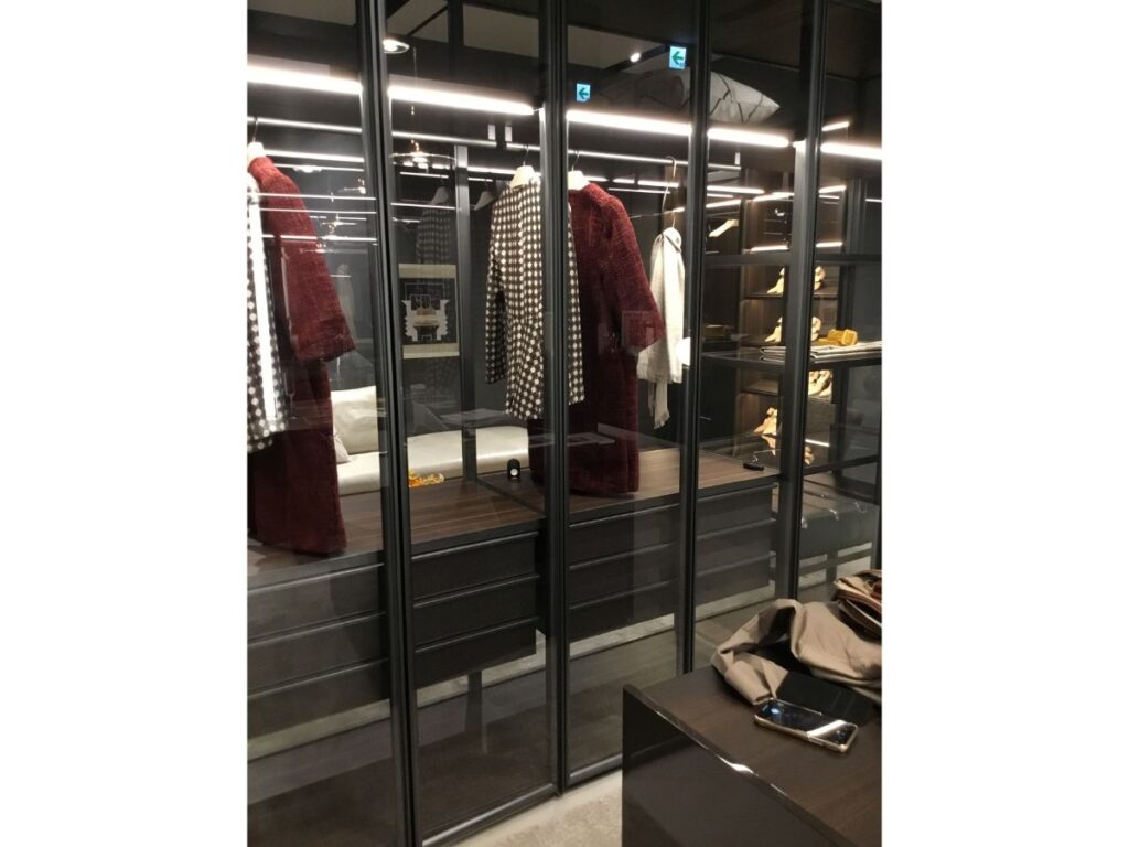 ガラス扉と引き出しを備えたMolteni&Cのクローゼットイメージ