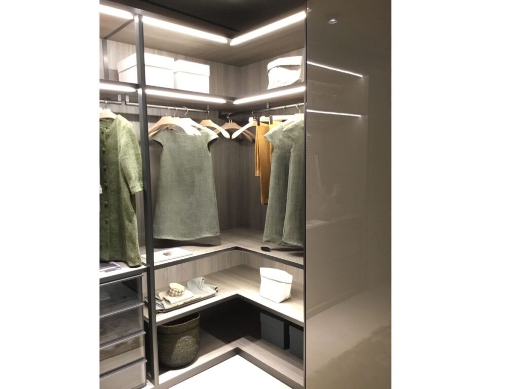 照明を組み込んだMolteni&C Gliss Masterのクローゼットイメージ