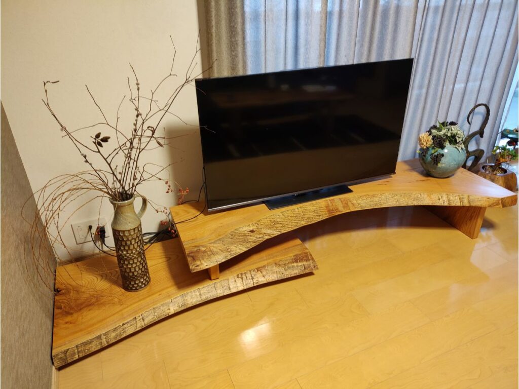 オーダー家具 迫力満点・ケヤキ一枚板のTV台 - たなかじま家具店