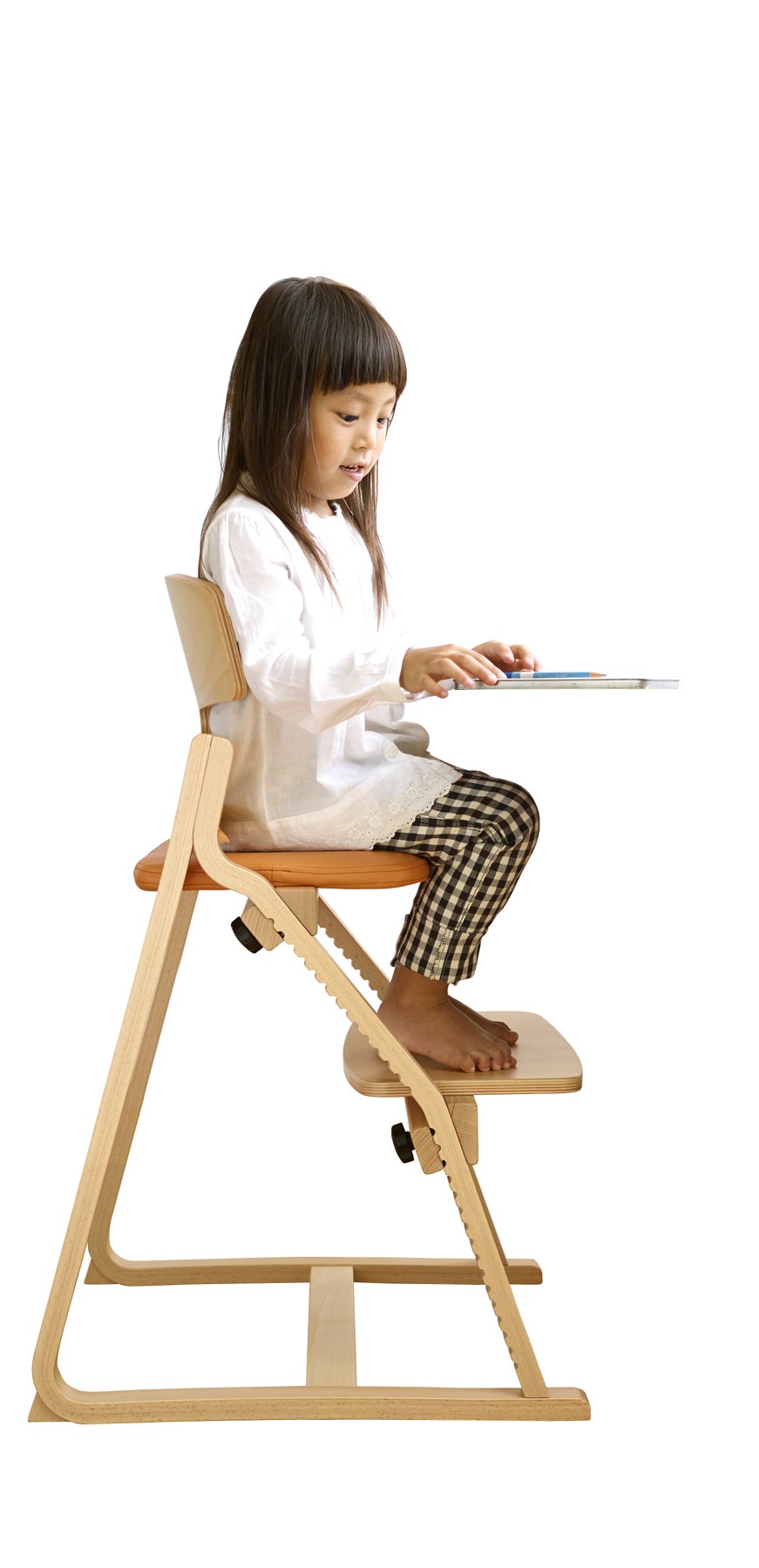 足置きに足をつけてアップライトチェアに座る子どもの横姿